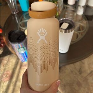 Hydroflask tan 32oz